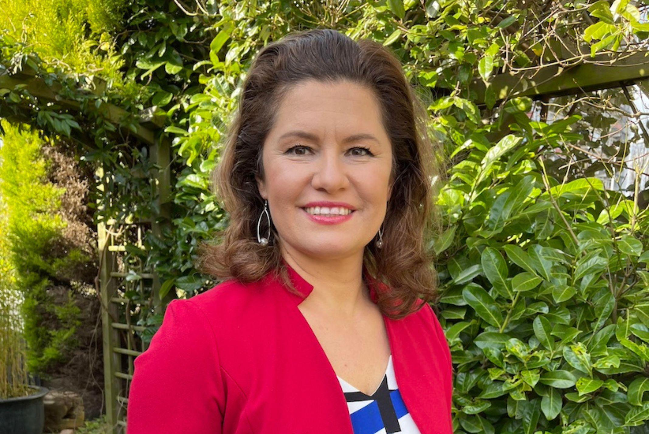 Maria Genova in roze colbert