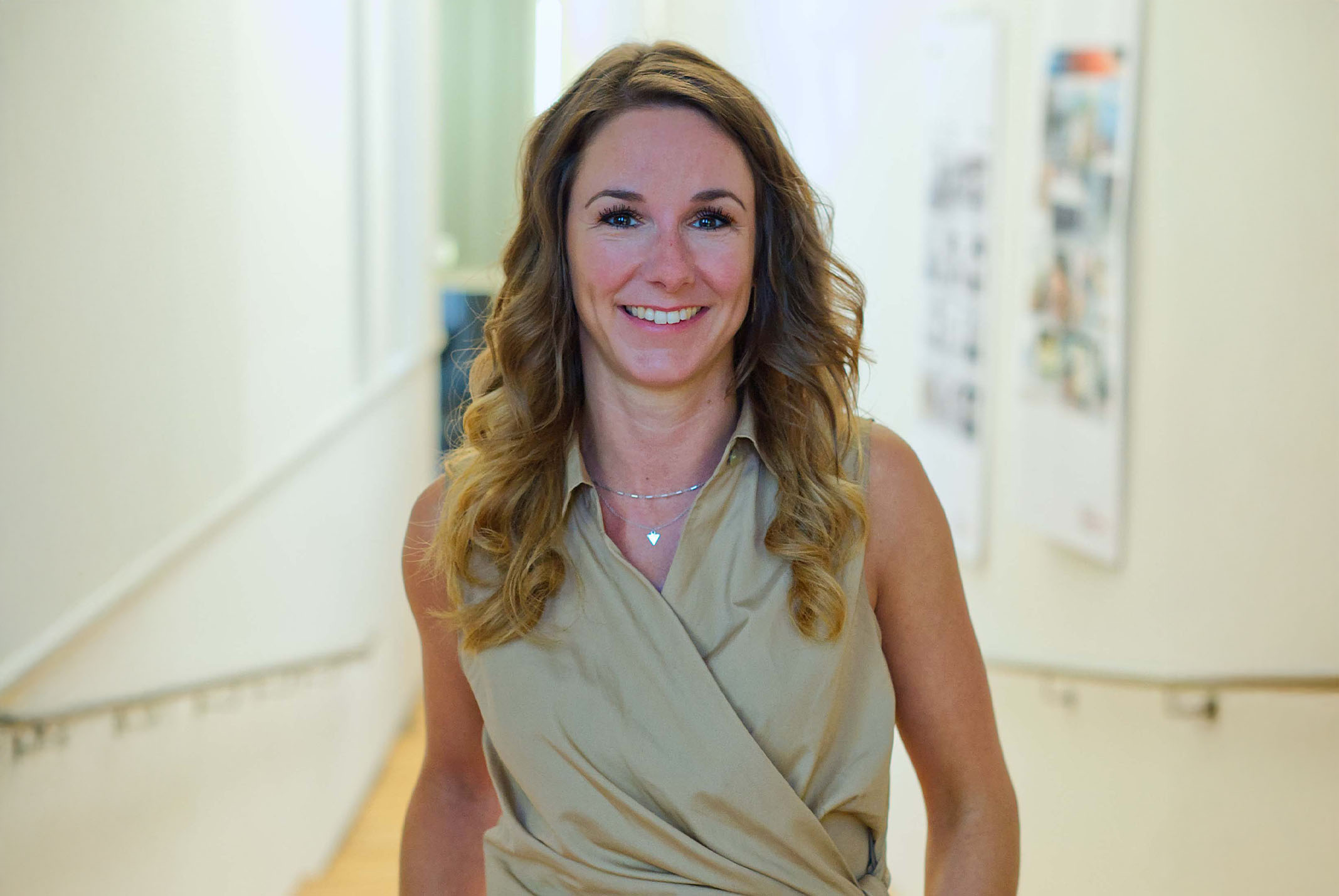 Lachende vrouw in een hal