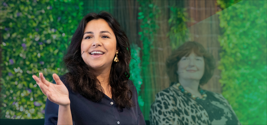 Talitha Muusse aan het spreken met groene gloed over zich heen