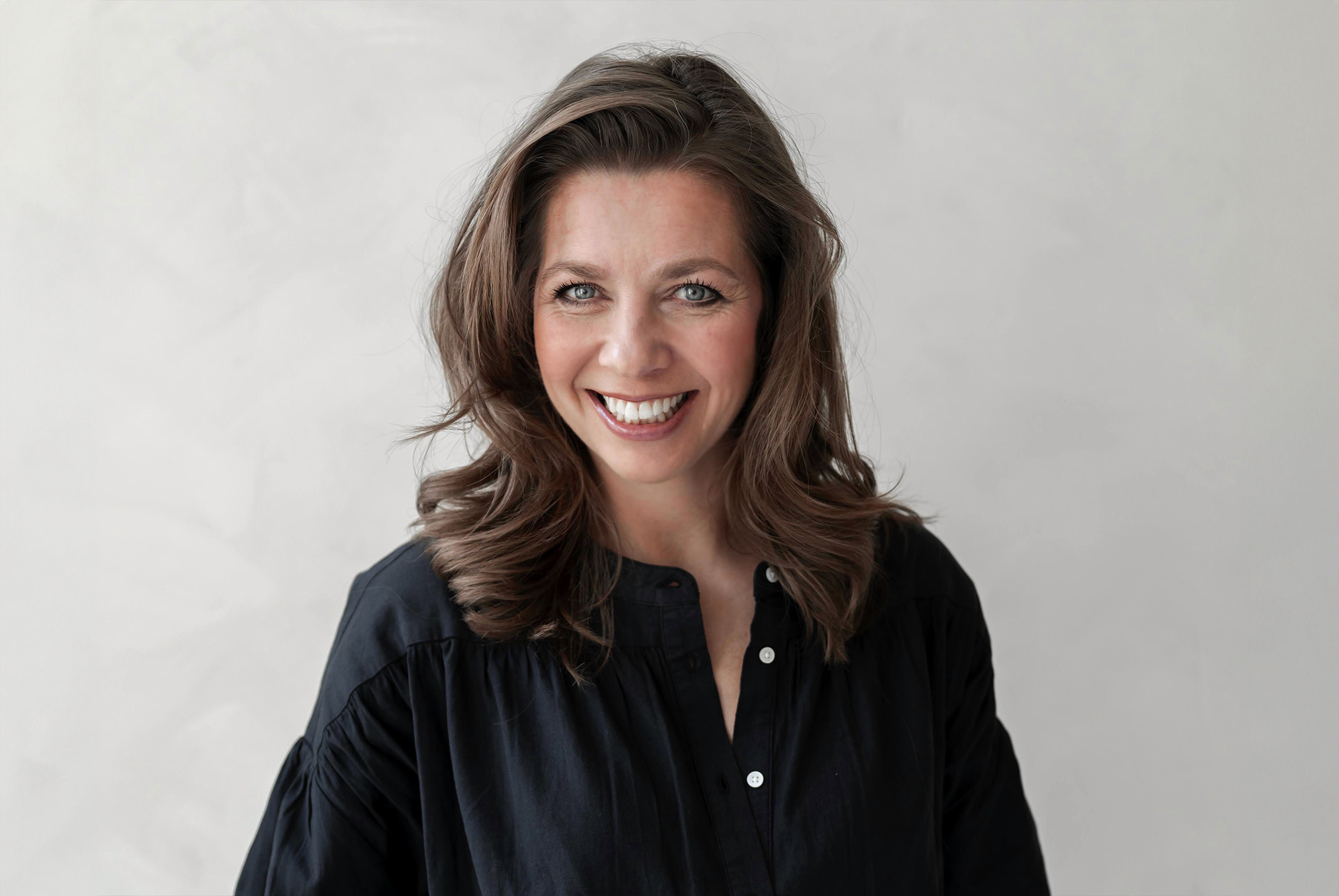 Pauline de Wilde witte achtergrond en zwarte bloes