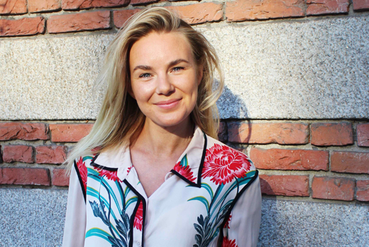 Wiesje Hillen voor bakstenen muur met zonlicht