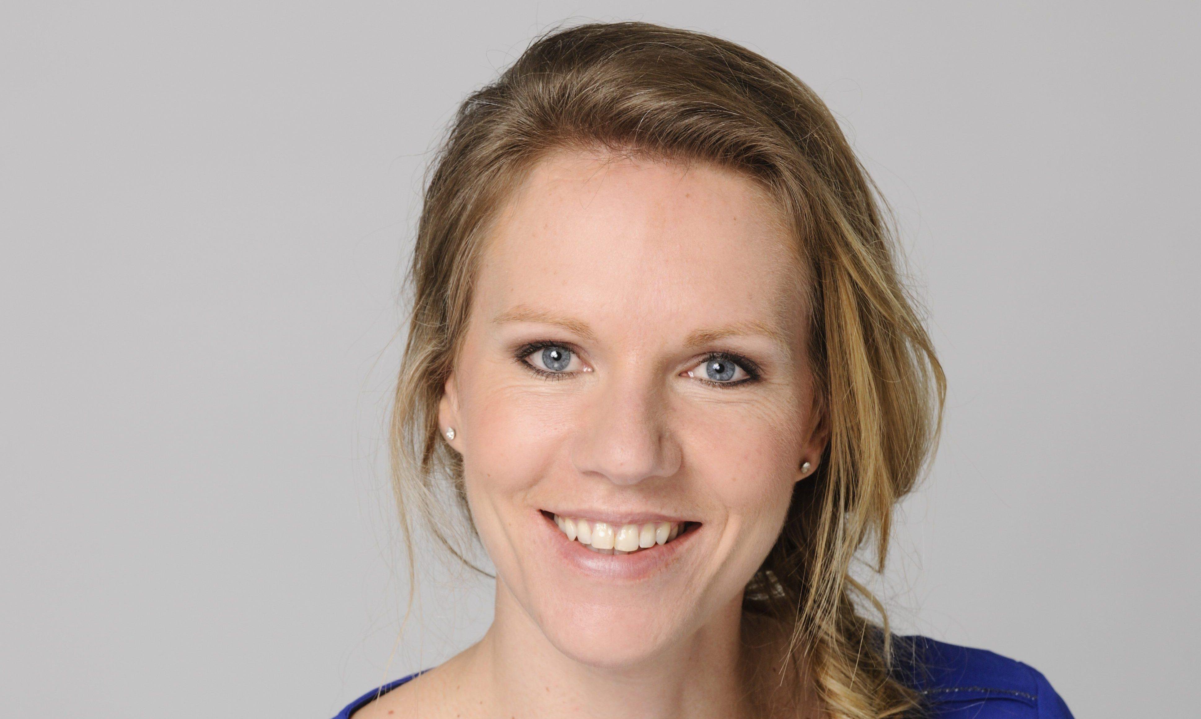 Esther Vergeer voor witte achtergrond en blauw shirt