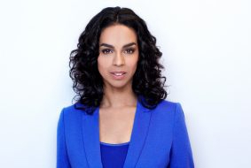 Ann Lynn Hamelink in blauwe blouse en blauwe shirt met witte achtergrond