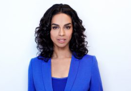 Ann Lynn Hamelink in blauwe blouse en blauwe shirt met witte achtergrond