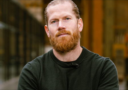 Bas Kremer poserend in groene trui