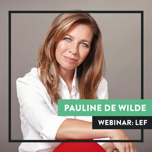 Pauline de Wilde met een zwart vlak op der heen en een wit shirt