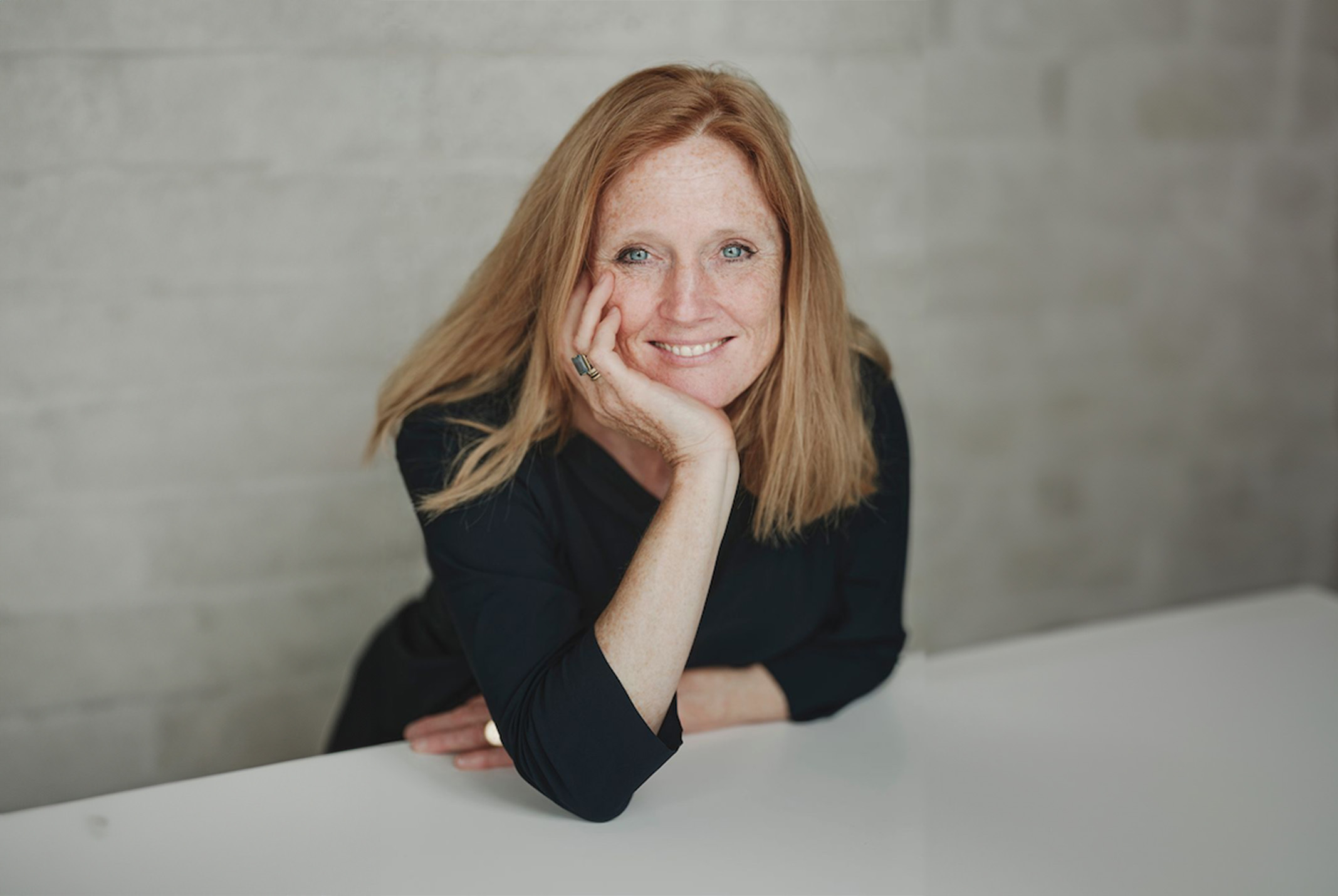 Marilieke Engbers voor betonnen muur