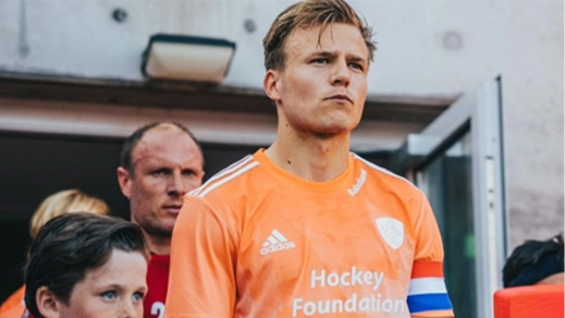 Thijs in een oranje shirt