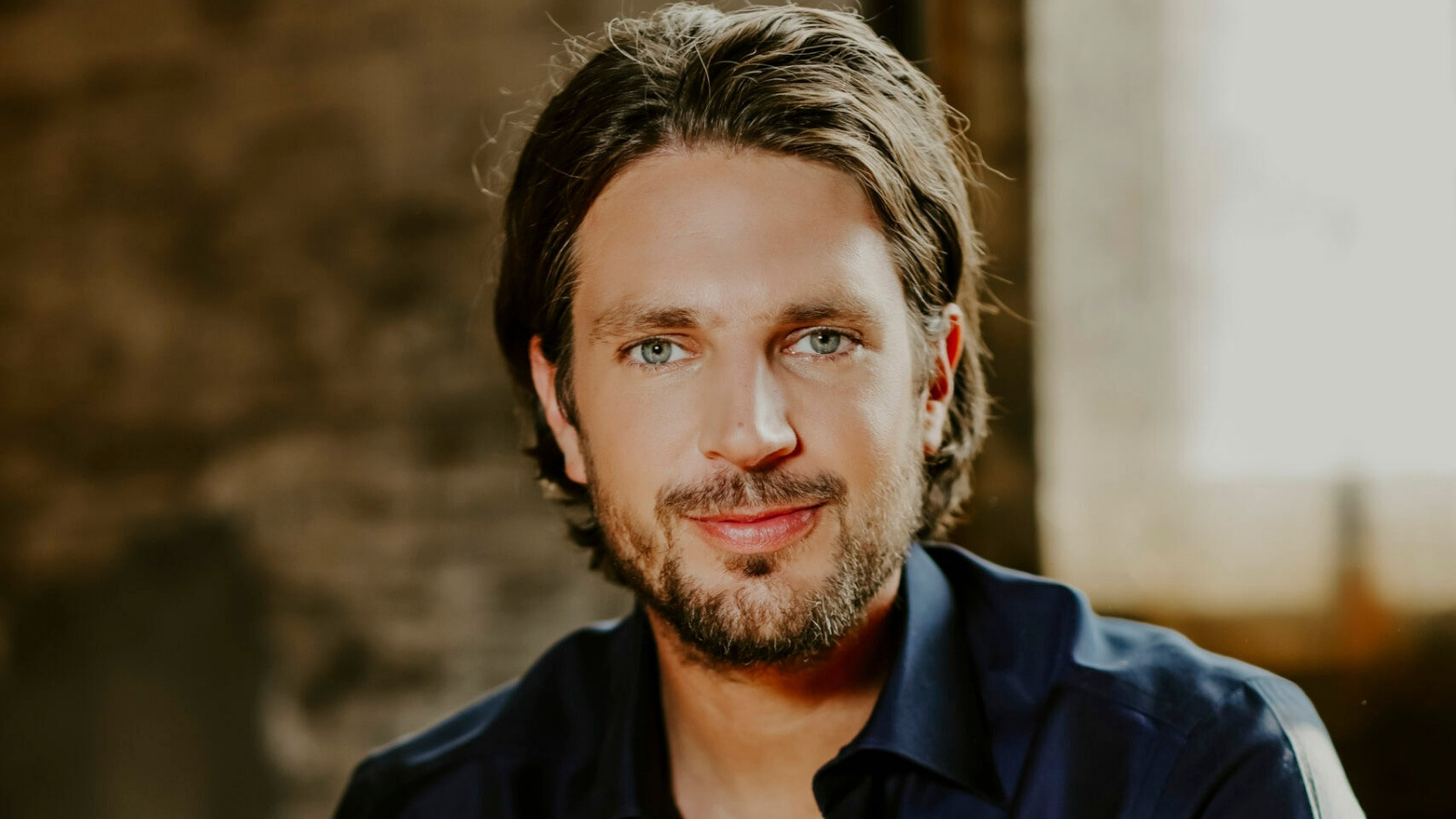 Renze Klamer kijkend naar camera