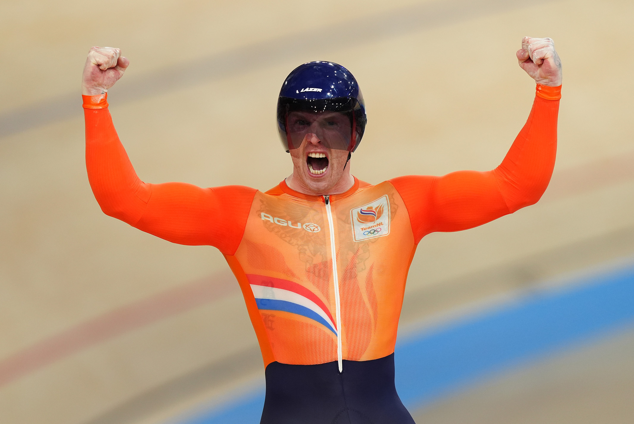 Roy van den Berg in oranje tenue op fietsbaan