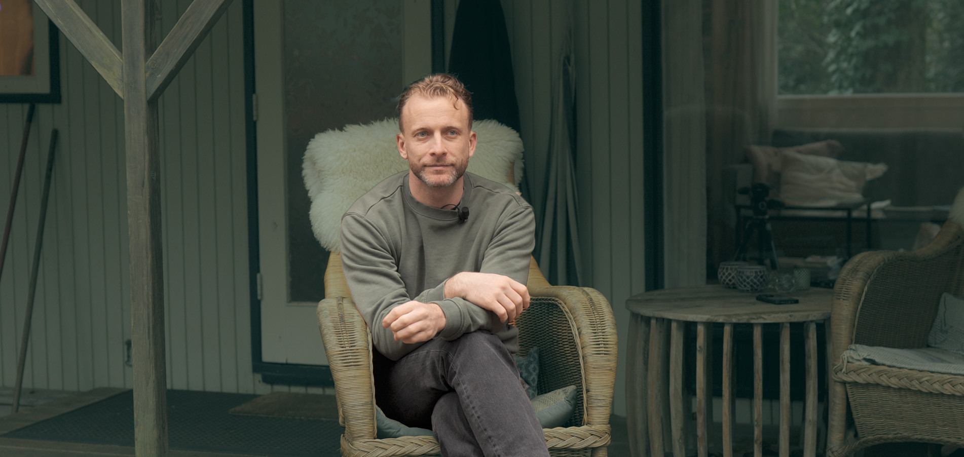 Thijs Launspach poseren op stoel