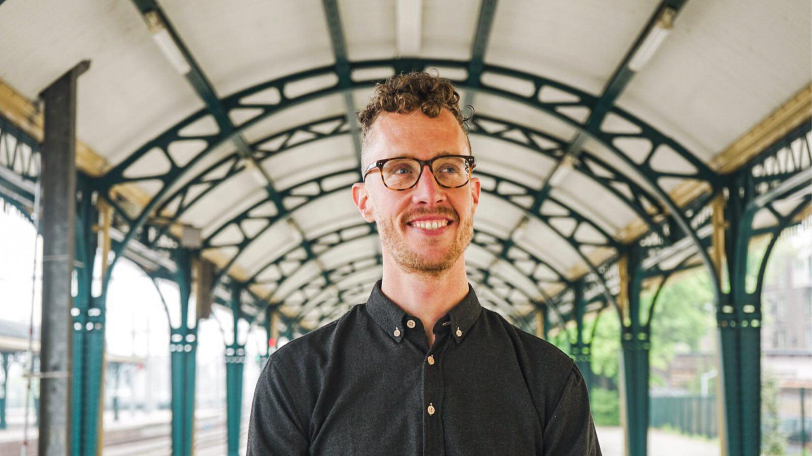 Peter Joosten glimlachend buiten in groene blouse