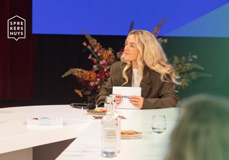 vrouwelijke dagvoorzitter chris lukkassen