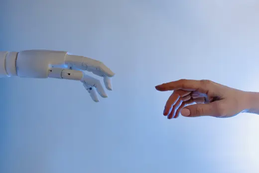 robot hand en mensen hand raken elkaar bijna
