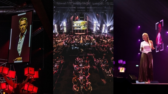 Collage: Scherm in zaal overzicht zaal en vrouw op podium