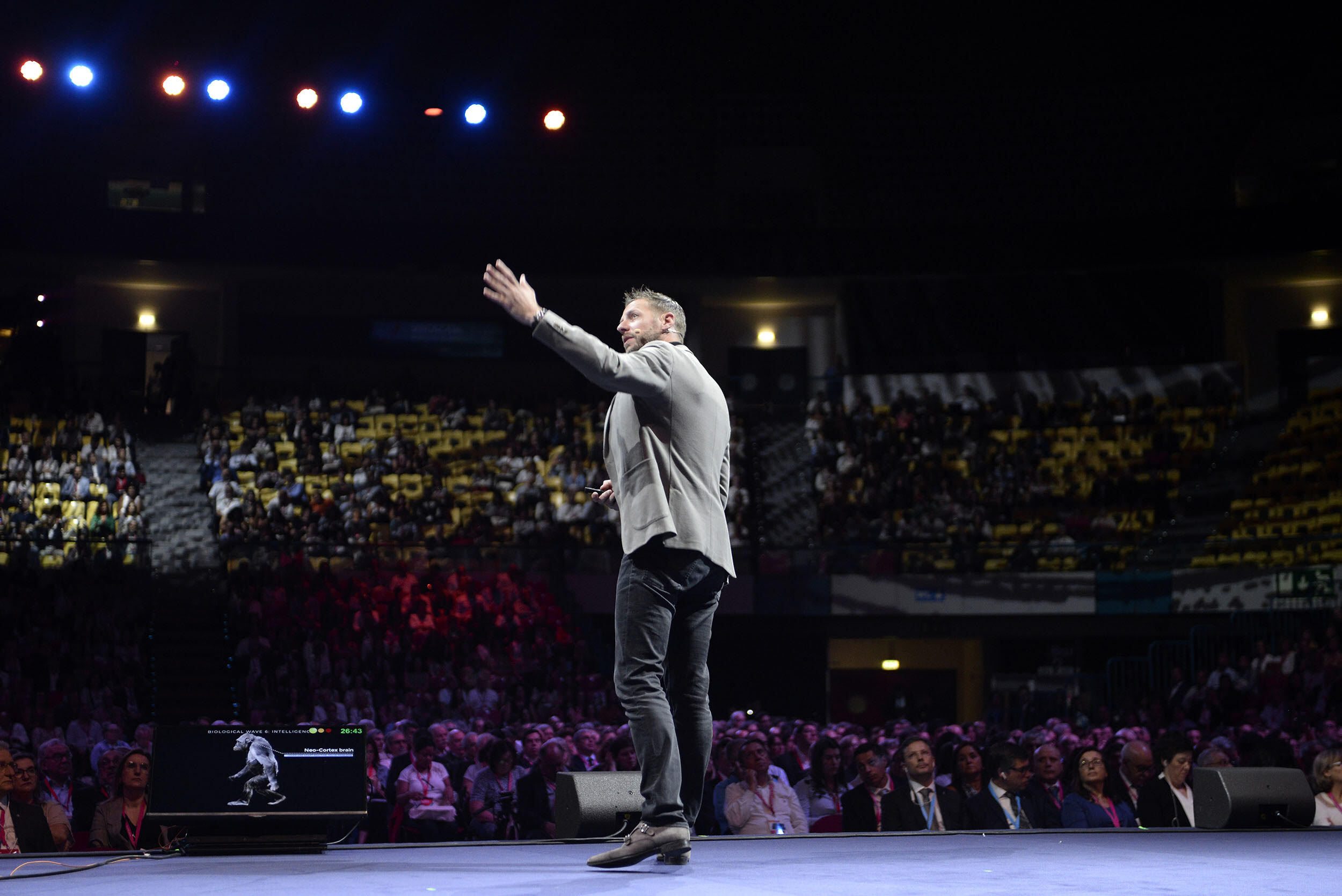 Christian Kromme op het podium met grijze colbert