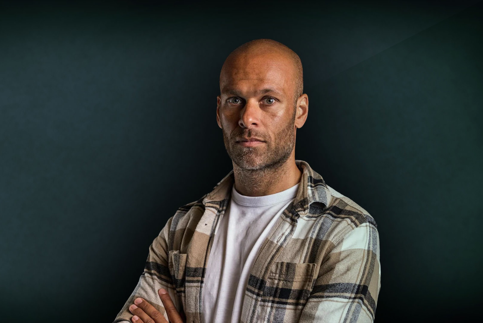 Renaldo Ishaak voor een zwarte achtergrond poseren