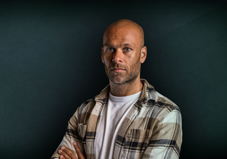 renaldo ishaak voor zwarte muur