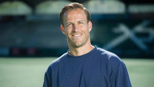 Jeroen Hertzberger in blauwe trui die lacht