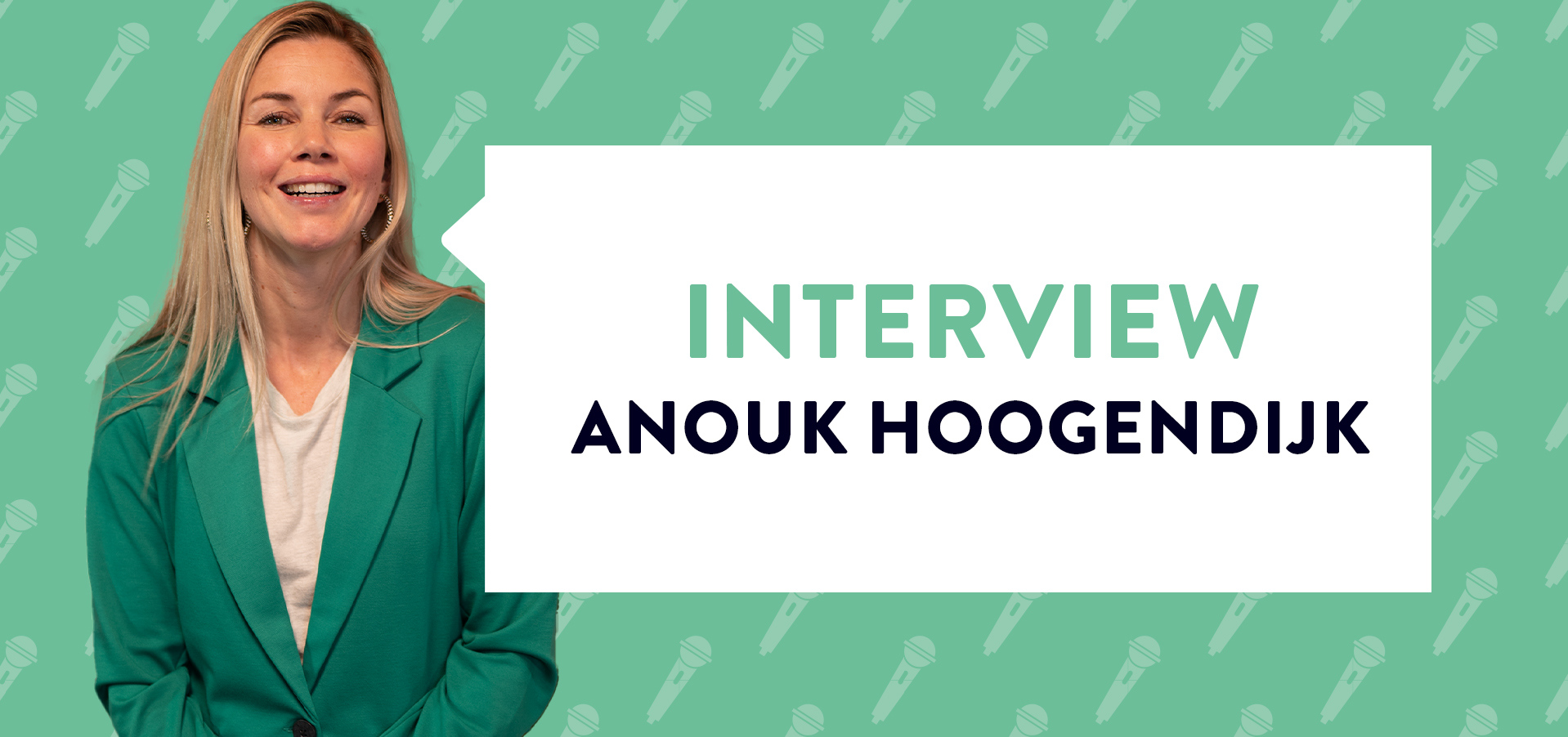 Anouk Hoogendijk in groen pak bij groene achtergrond