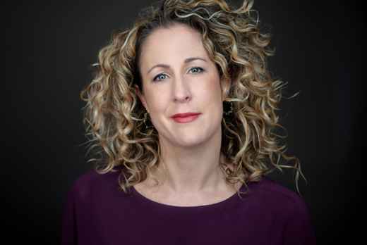 Laura de la Mar voor een zwarte achtergrond met paarse shirt