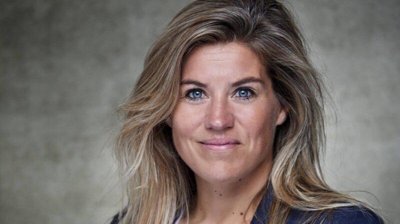 Kim Lammers met blauwe ogen en voor een betonnen muur