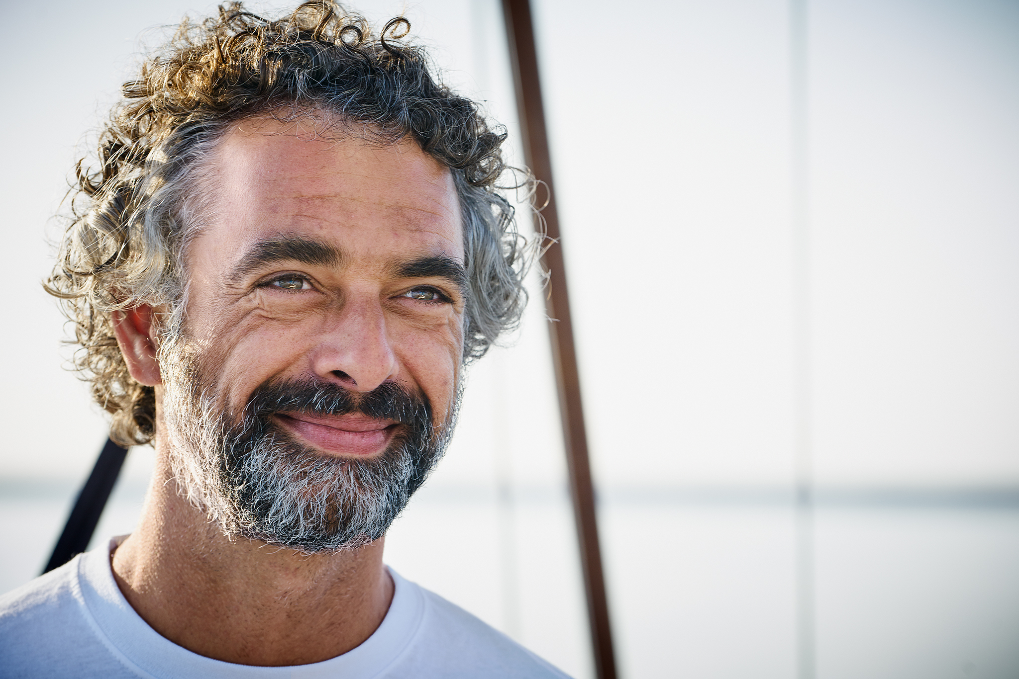 Florian Dirkse glimlachend in witte shirt buiten