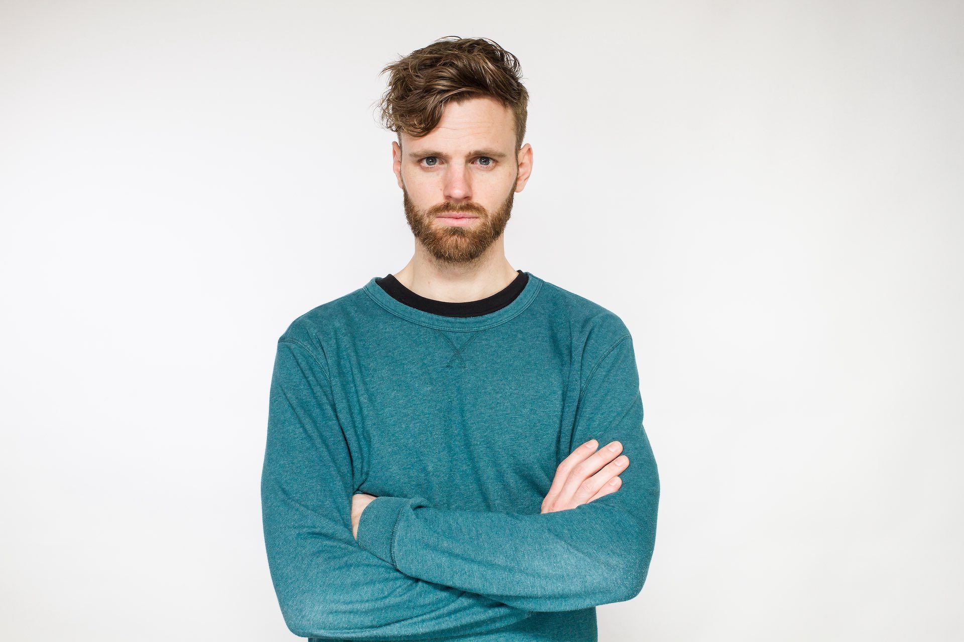 Tim Hofman in groene trui met armen over elkaar