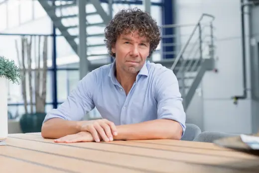 Rob Timmerman voor een industriele trap