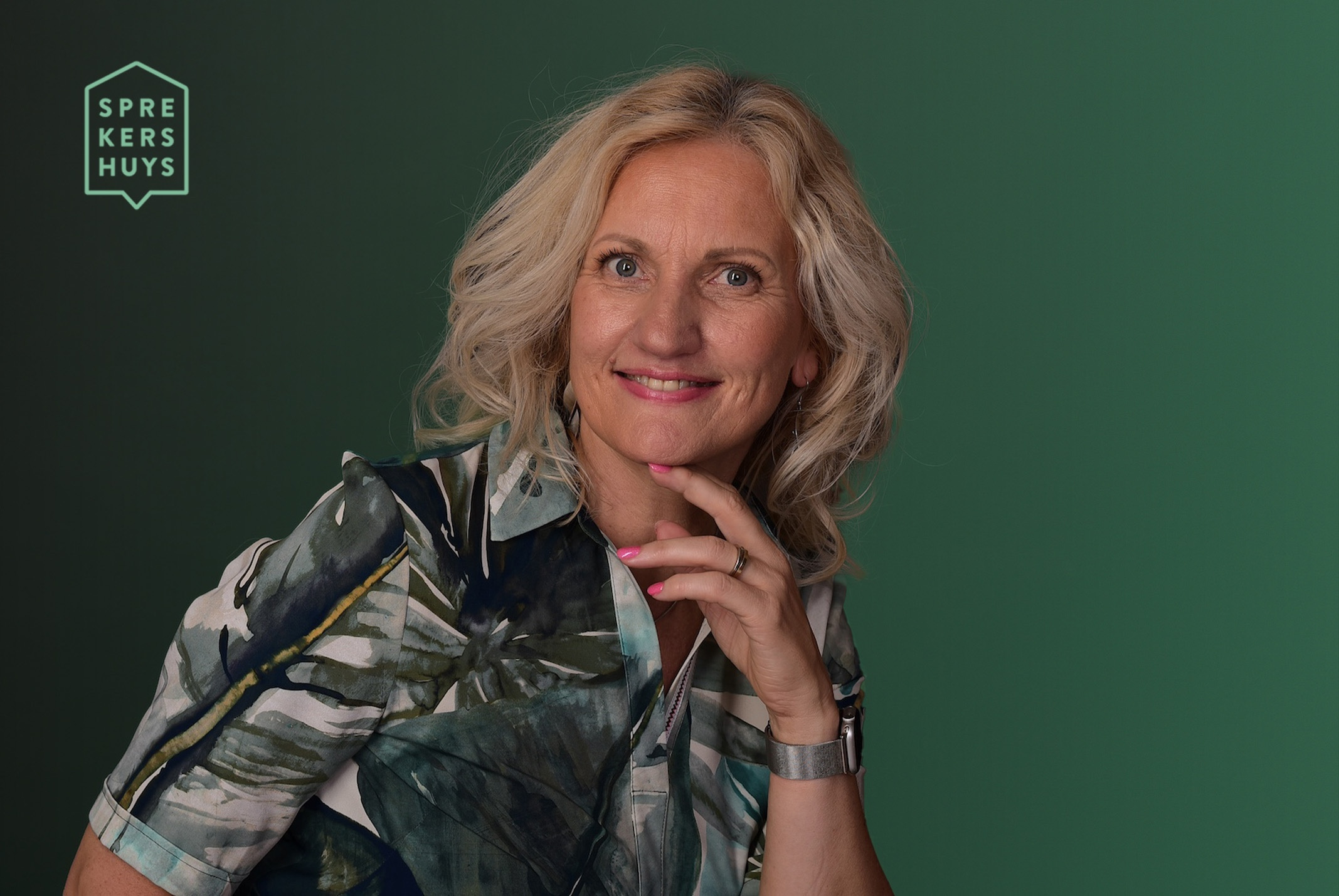 Jolanda ter Maten poseren voor groene achtergrond