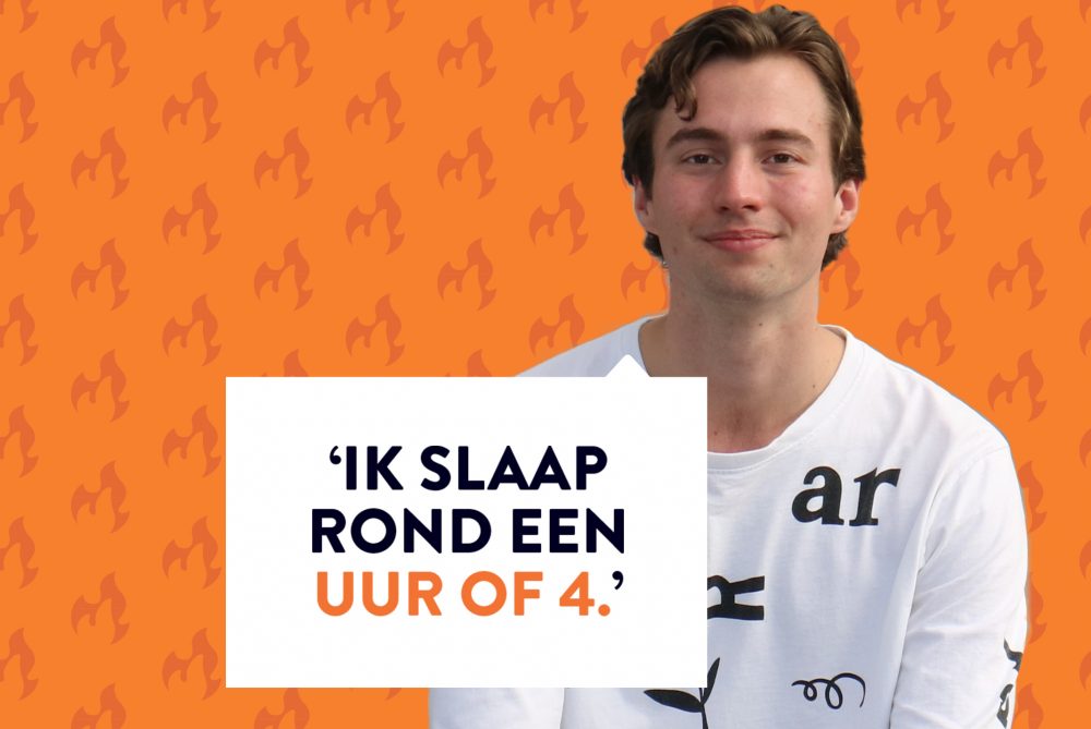 Simon van Teutem poserend in oranje achtergrond
