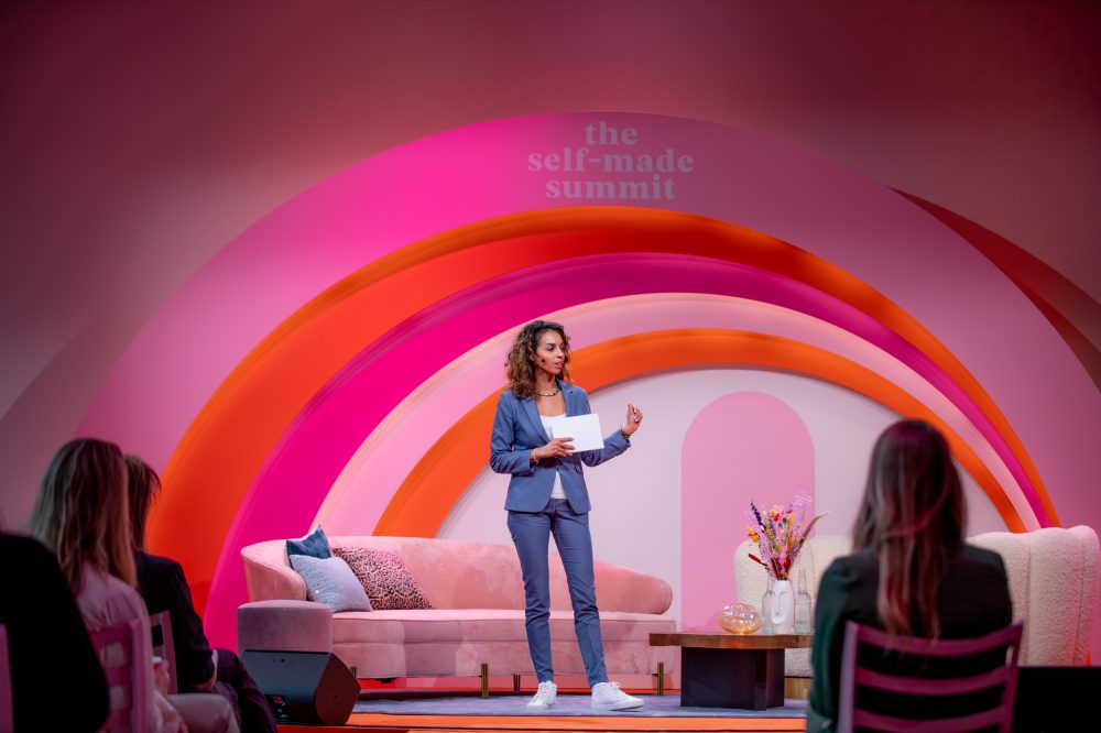 Ann-Lynn Hamelink op podium met roze backdrop