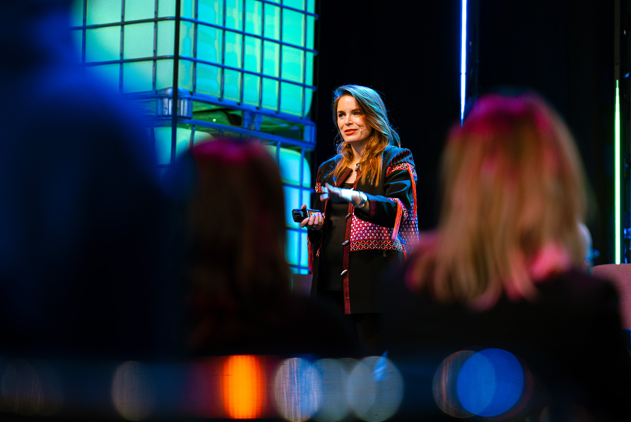 Hanna Verboom op kleurrijk podium