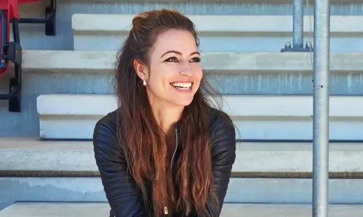 Diana Kuip voor een betonnen trap