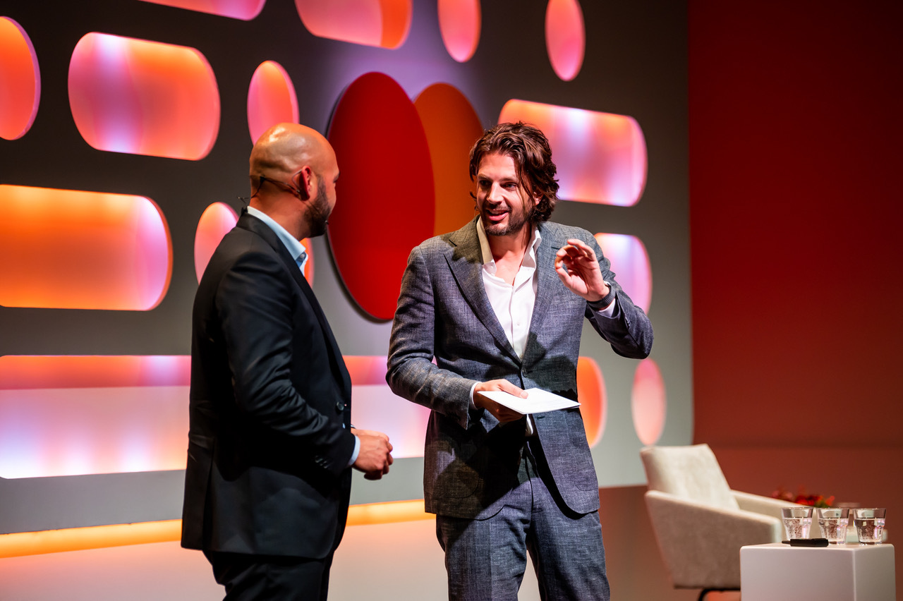 Renze klamer voor kleurrijke achtergrond aan het presenterne