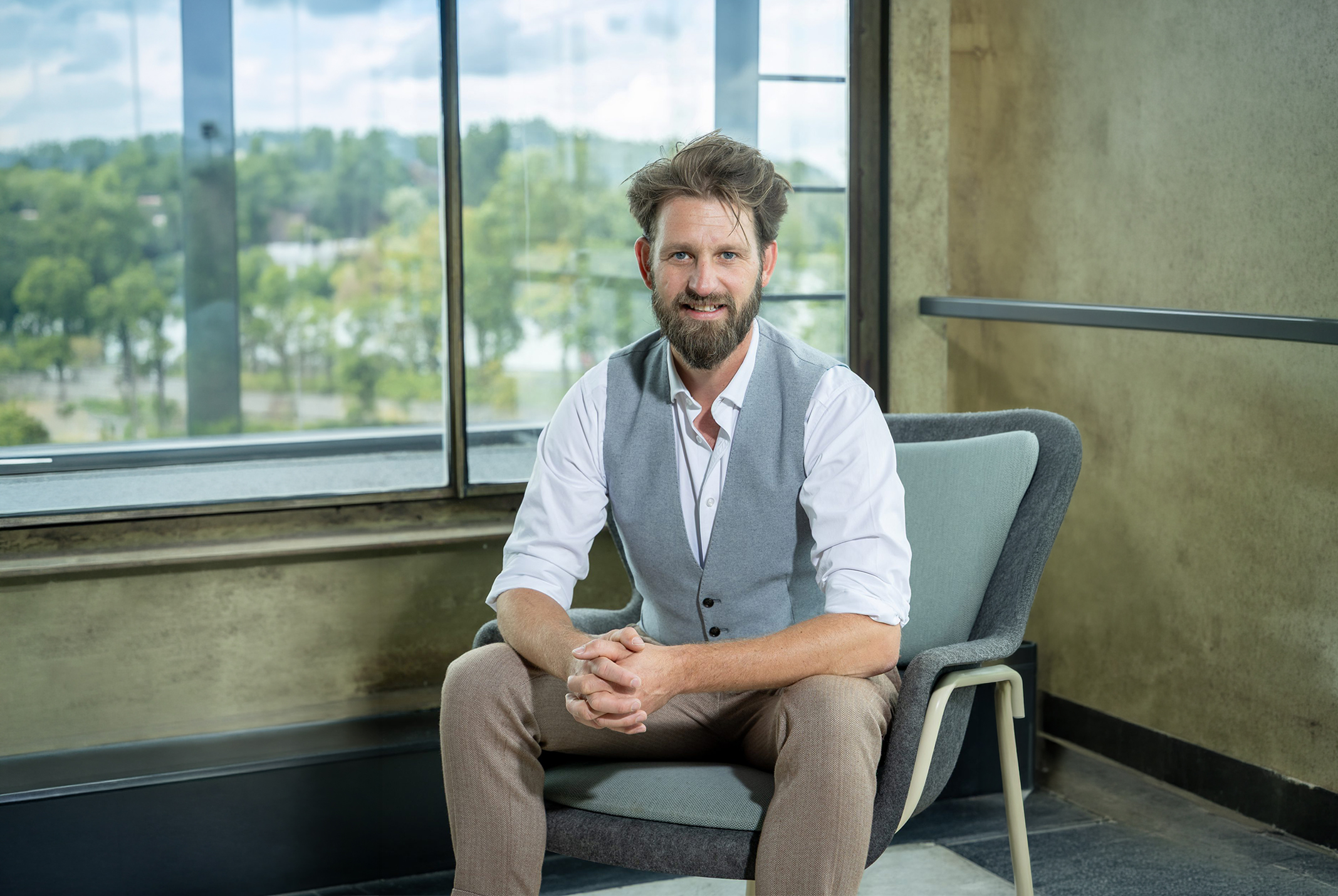 Walter Faaij op een stoel zittend