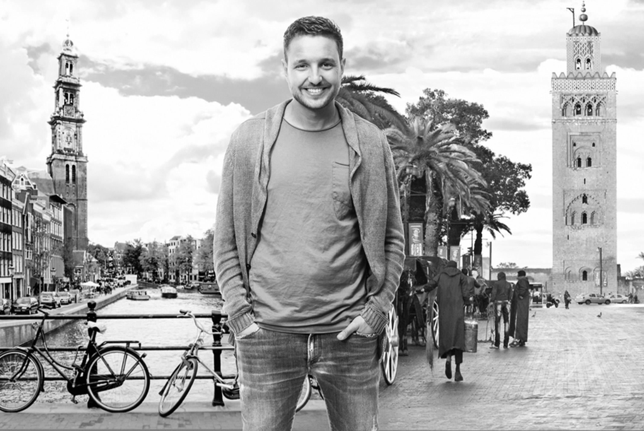 Ajouad El Miloudi zwart wit foto glimlachend buiten