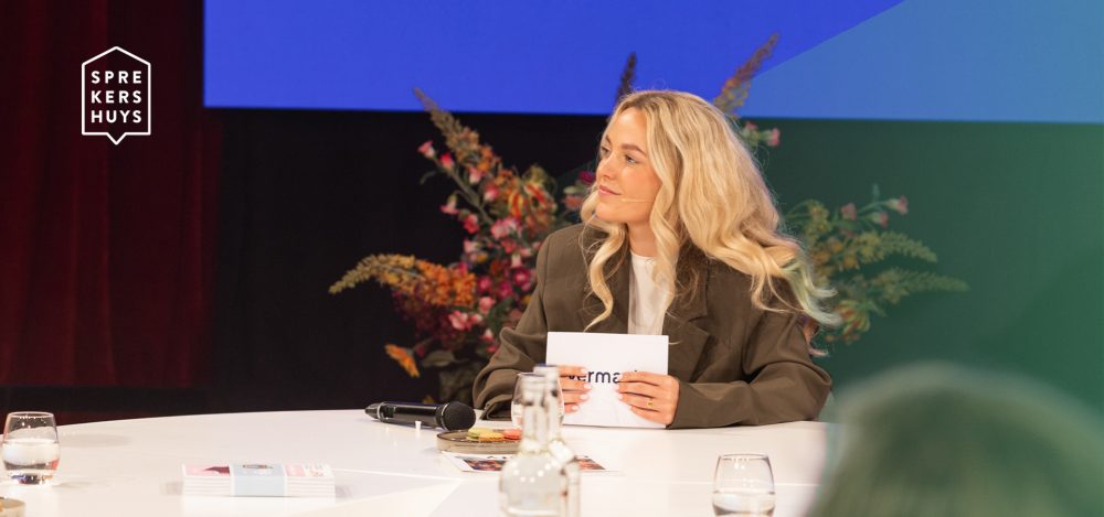 Chris Lukkassen als vrouwelijke dagvoorzitter