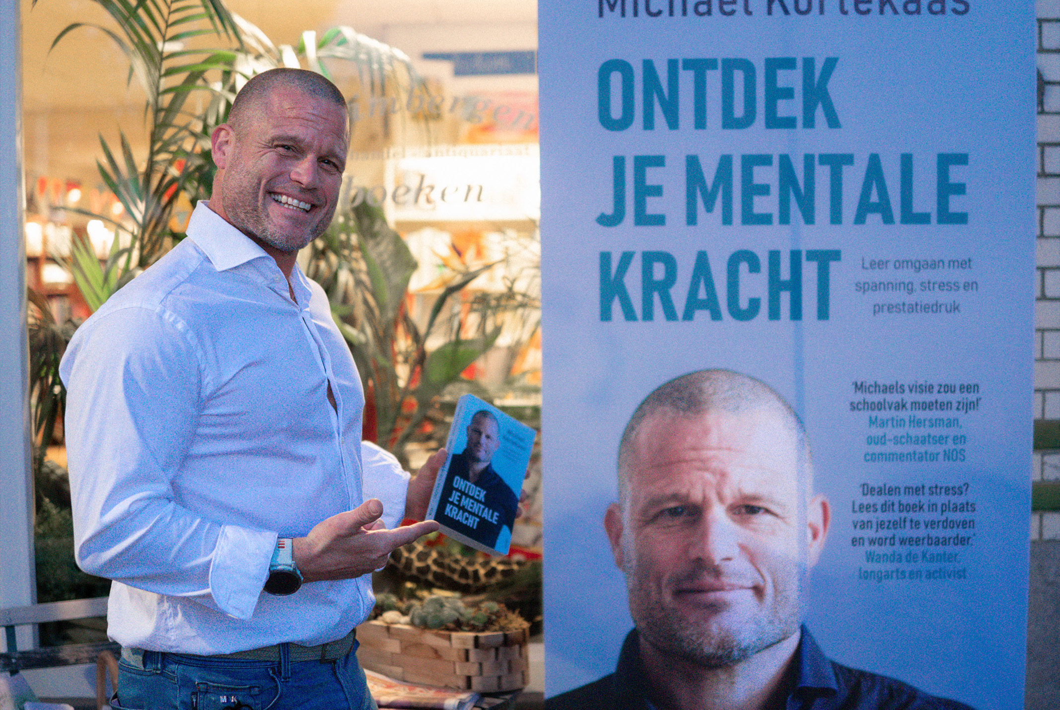 Michael Kortekaas poserend met zijn boek ontdek je mentale kracht