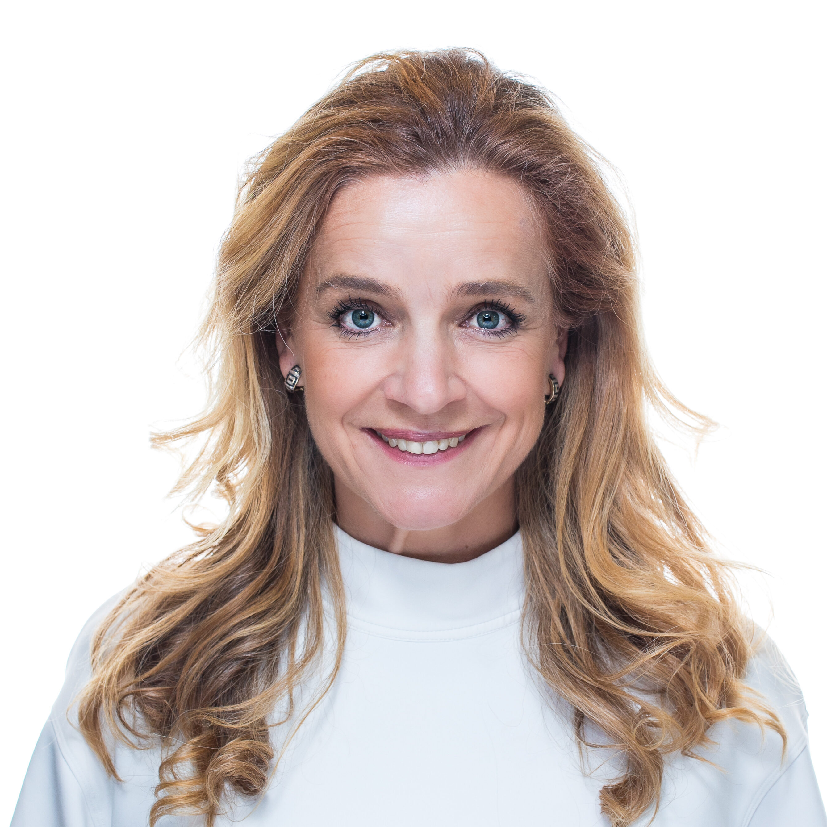 Anouschka voor een witte muur