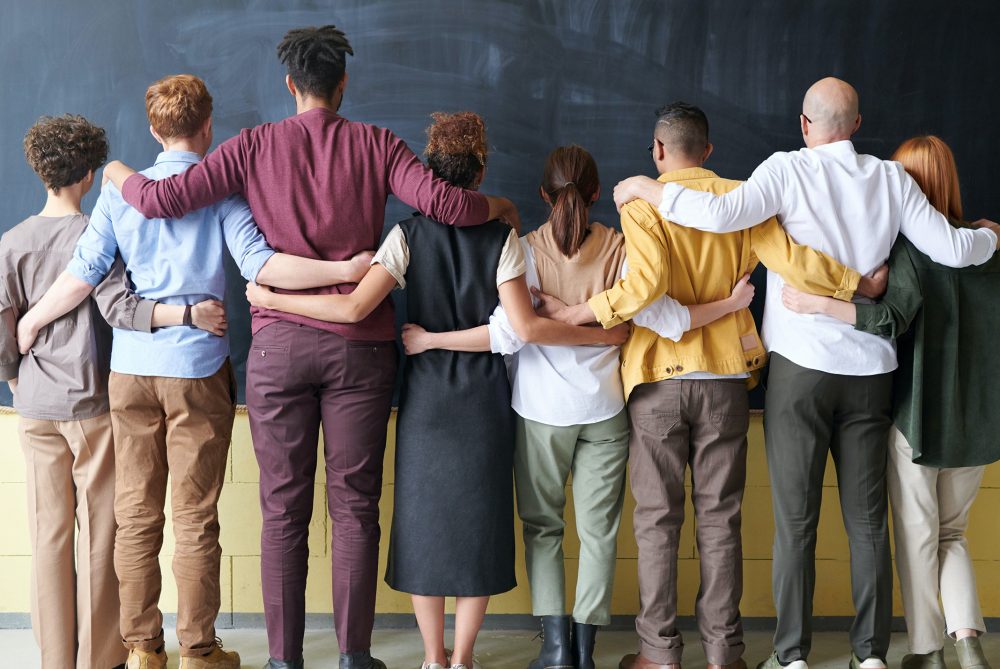 Mensen met armen over elkaar