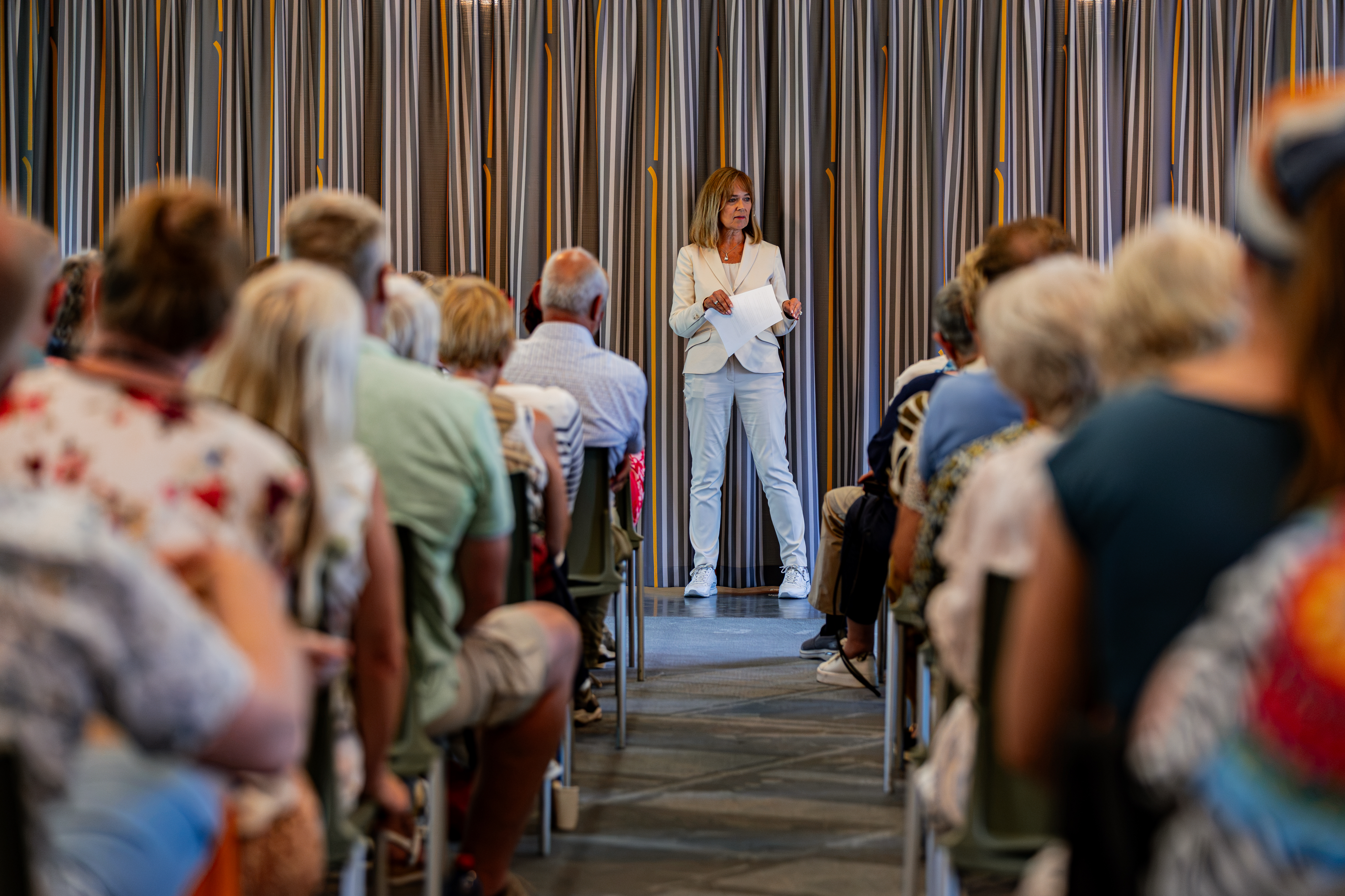 Saskia Belleman sprekend voor een groep