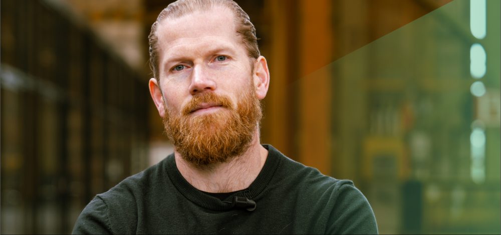 Bas Kremer poserend in groene trui met groene gloed over zich