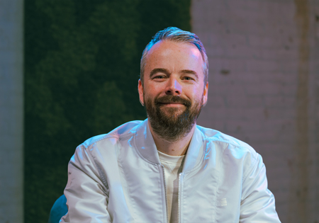 Jordi van de Bovenkamp in witte jas voor moswand