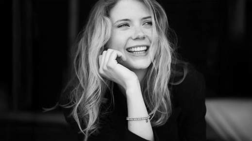 Noa voor een grijze achtergrond