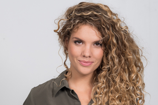 Rachel voor een witte achtergrond kijkend naar de camera