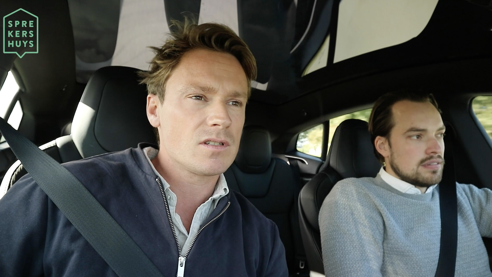 Sander Schimmelpenninck in een Tesla samen met Crijn Jansen