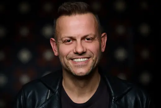 Joost Seilberger voor zwarte achtergrond