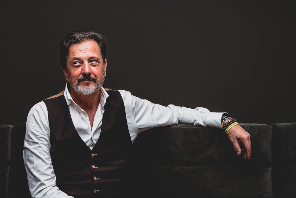 Rik Vera met arm over bank