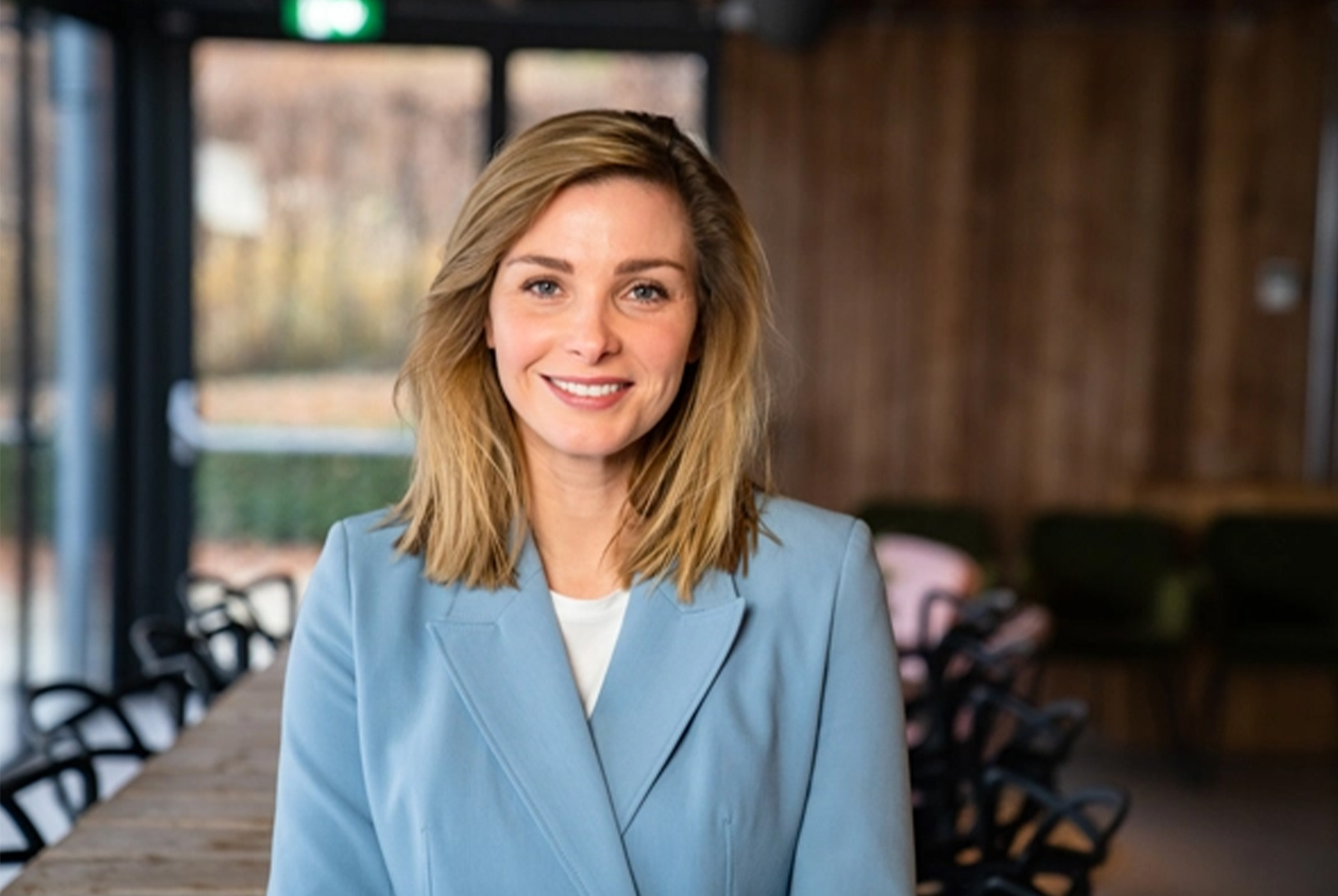 Welmoed Sijtsma in blauwe blazer in vergaderruimte